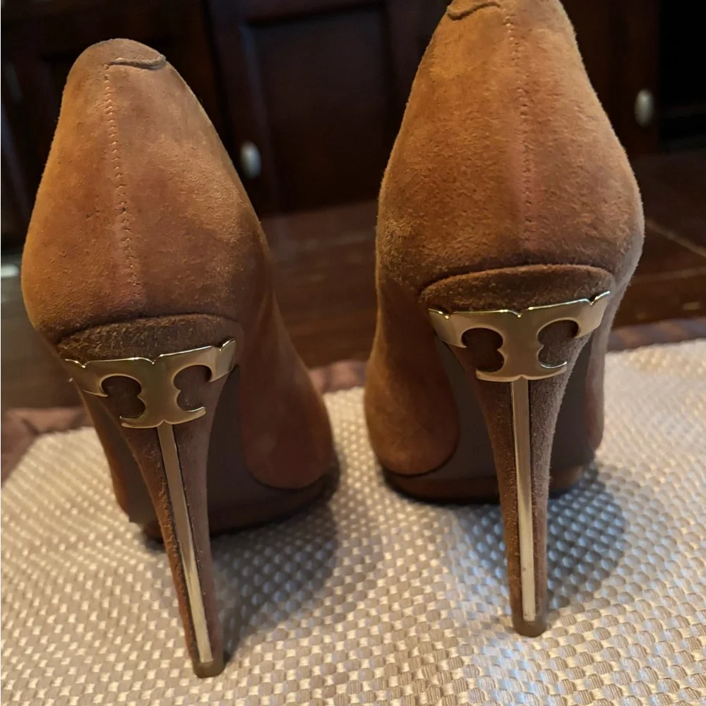 Tory Burch Brown Suede Round-Toe Pumps